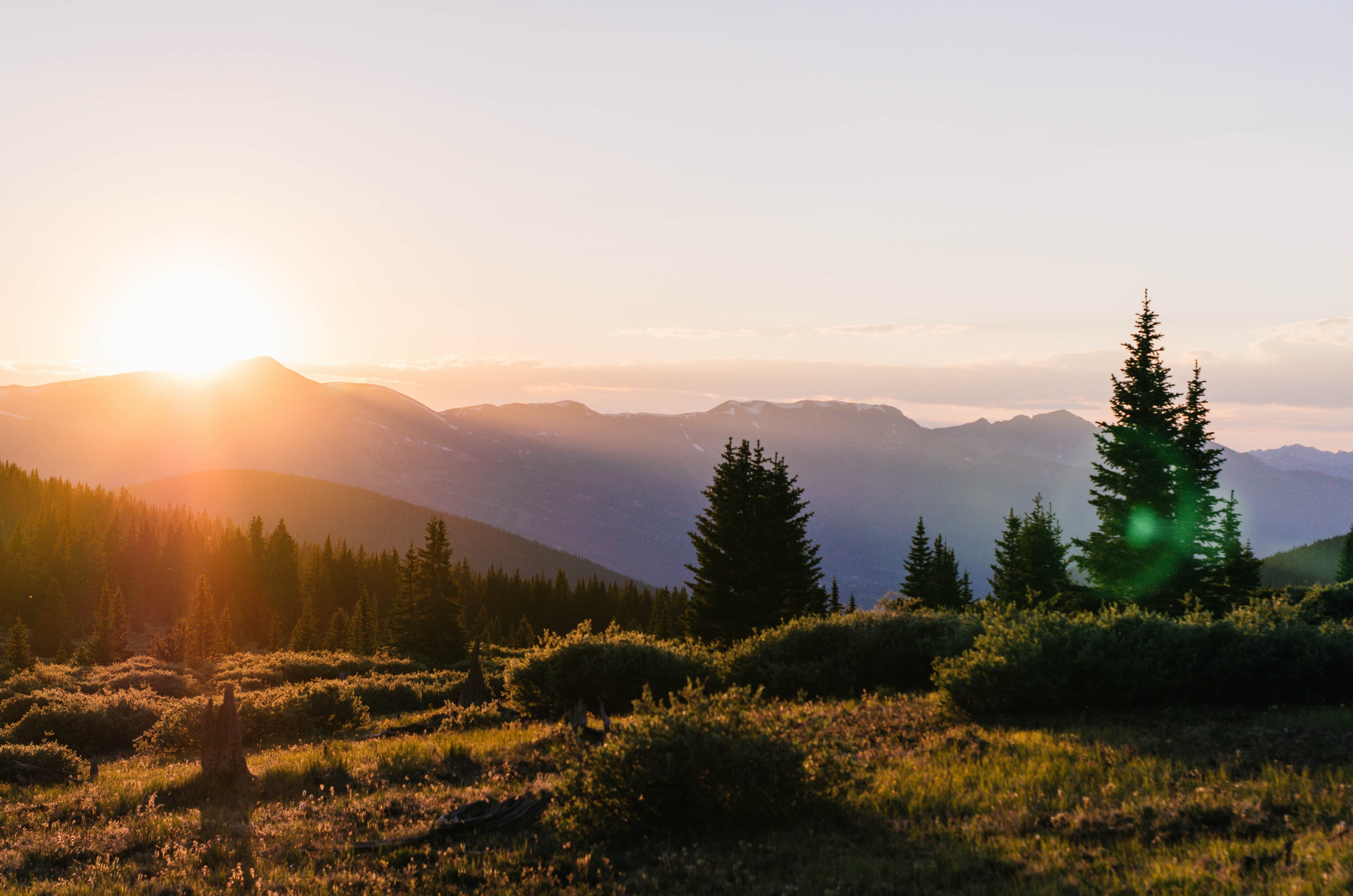 Colorado mountains and field - Photo by Lucas Ludwig on Unsplash